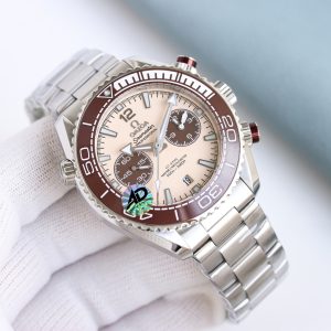 Tvs Production: Omega Seamaster Cosmic 600M Men's New Chronograph, Model 215.32.46.51.01.004 (45.5mm) Authentic 1:1 replica molded from the original, matching all functions and appearance of the genuine version (3-position chronograph minute hand, dual-zero reset for both hands, 6-position chronograph,9 o'clock small seconds). Details: 1. Stainless steel case, gray dial, luminous hour markers and hands, dual sub-dials chronograph with date display, gray ceramic unidirectional rotating chronograph bezel, paired with gray sports bracelet and folding clasp. 2. Powered by the new 9900 automatic chronograph movement, featuring Omega's unique black balance wheel with Dual T shock resistance.Synchronized with the original's ultra-long 72-hour power reserve. All chronograph functions replicate the original's functionality. 3: The steel bracelet utilizes 316L stainless steel with CNC polishing. Complex craftsmanship, meticulously crafted. Dedicated to all watch enthusiasts as a perfect replica: A classic forged by time ~ A tribute to the ocean. ｛TVS Pioneer Creation - Undoubtedly a Masterpiece｝